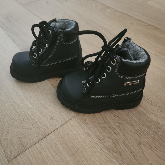 UNBRANDED | Must have boots for little walkers! - Picture 3 of 7